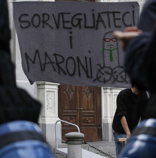 Striscione sorvegliateci i maroni - sequestrato